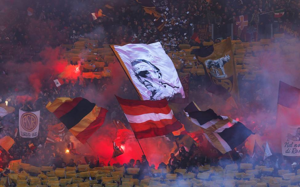 Bandiere giallorosse e al centro il volto di Dino Viola, il presidente del secondo scudetto. Action Images